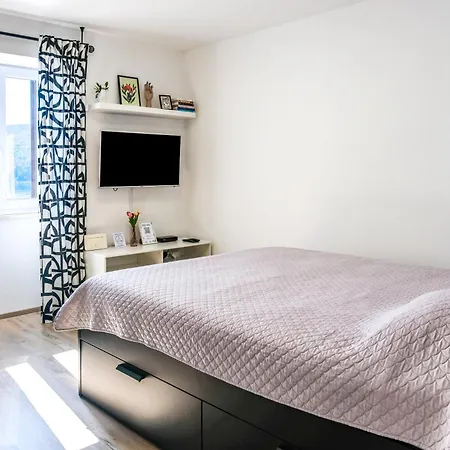 Above Promenade W Terrace & Parking Apartment *
