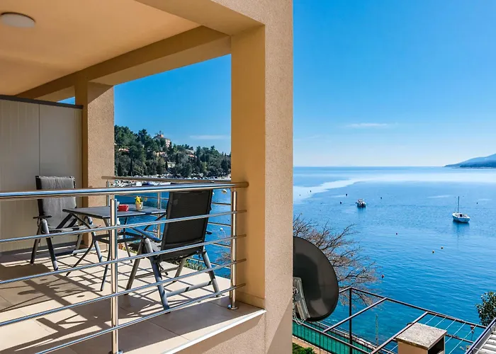 Apartment Above Promenade W Terrace & Parking