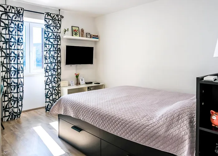 Above Promenade W Terrace & Parking Apartment *